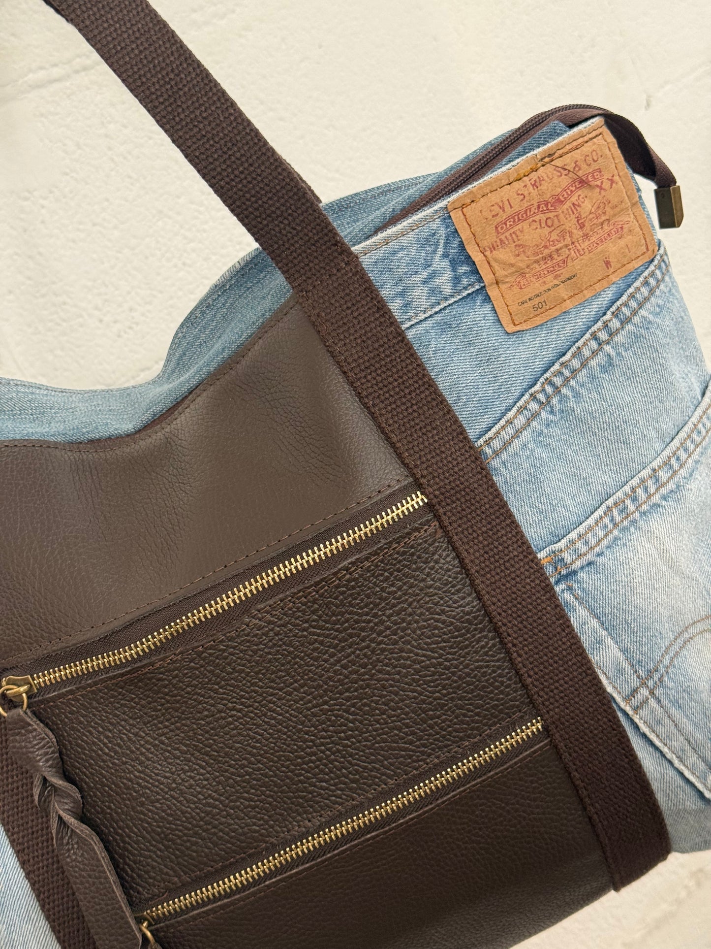 Borsa realizzata con Jeans Levi’s e dettagli in pelle