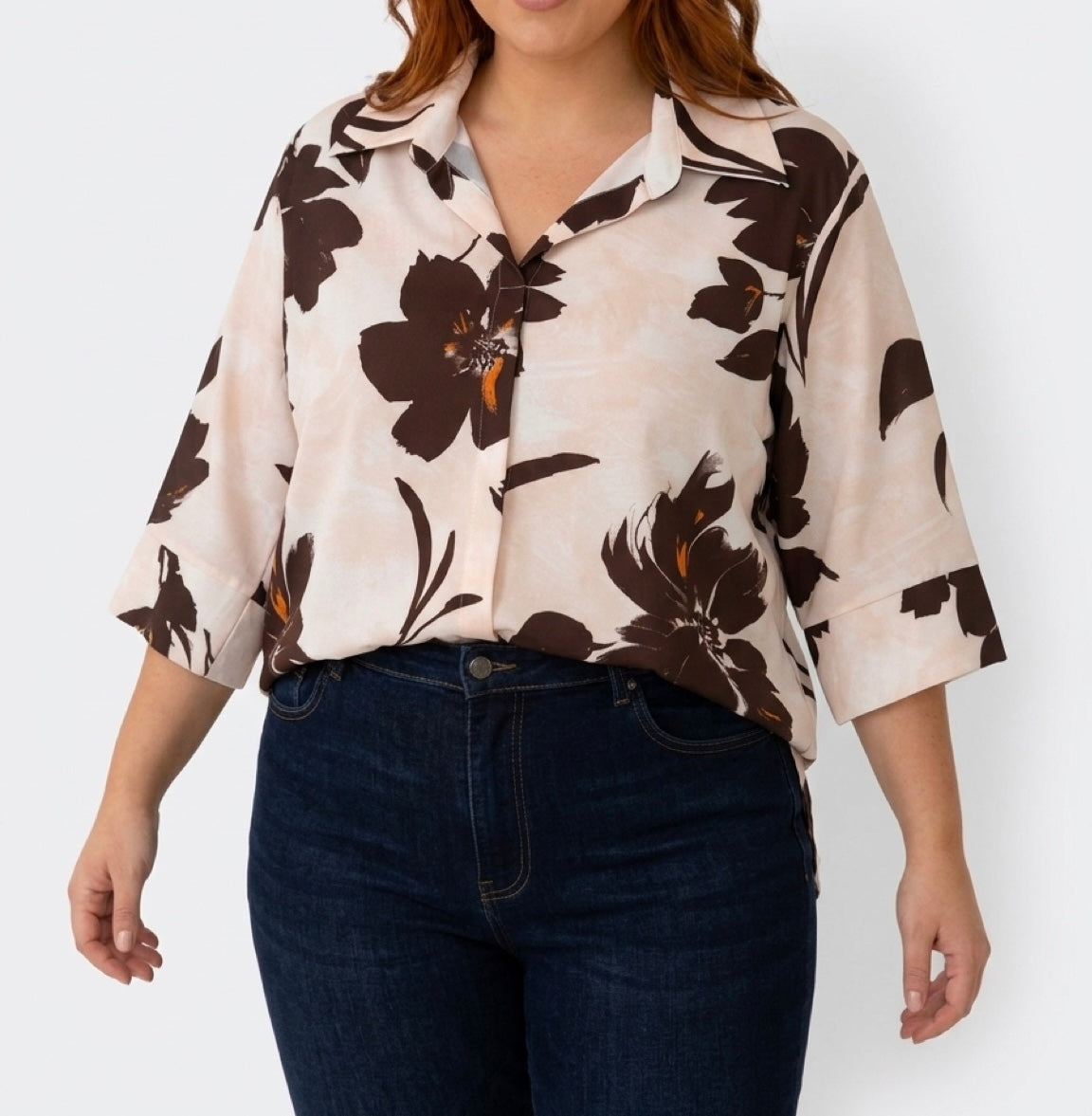 Camicia in fantasia sul beige e marrone - modello curvy