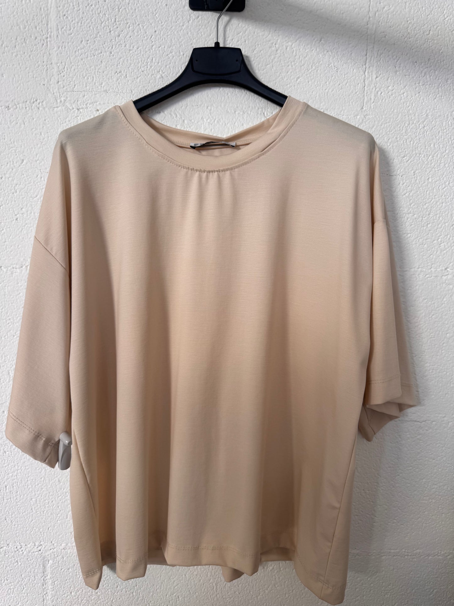 T-shirt beige, tessuto mano pesca modello over