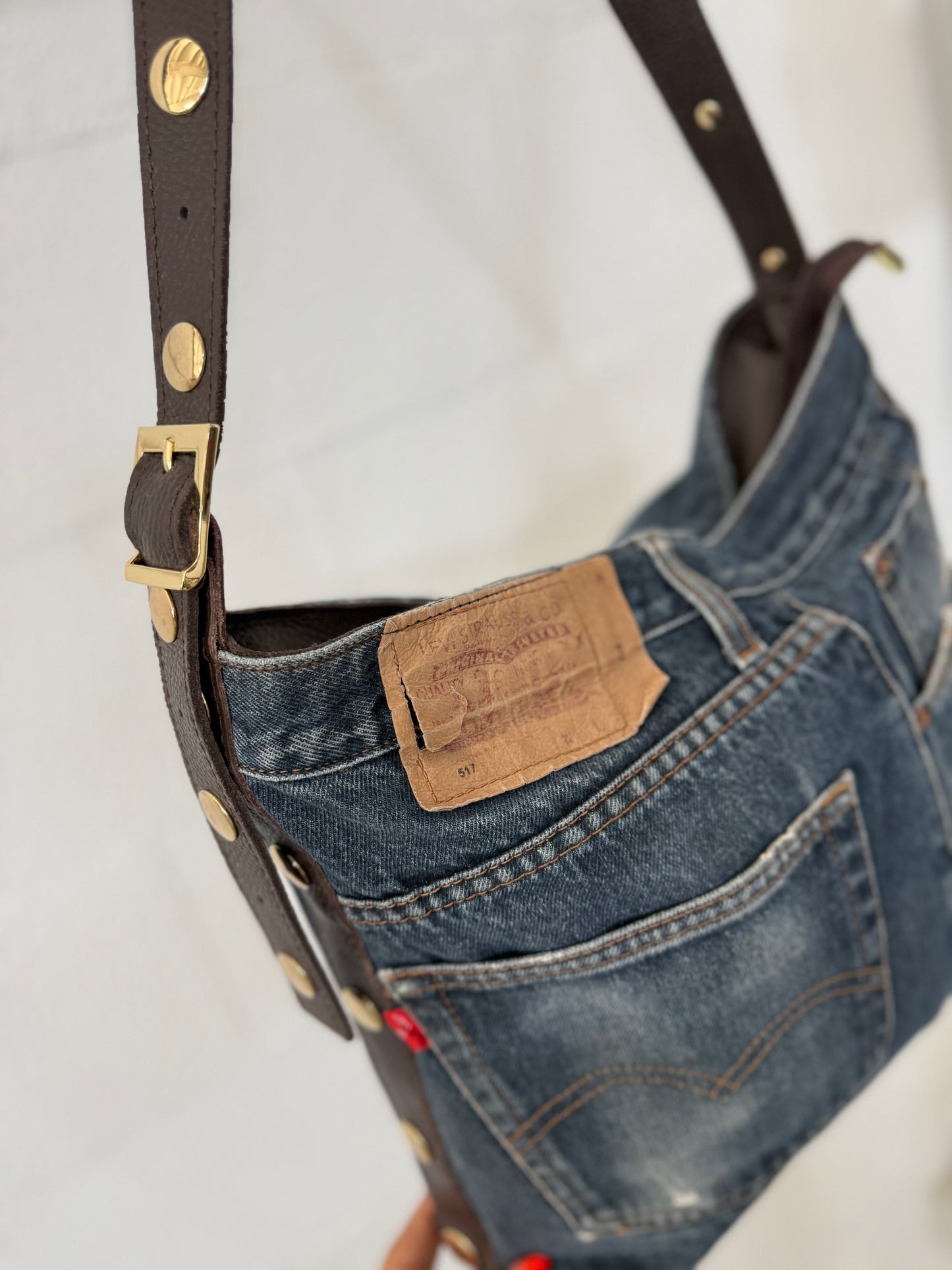 Borsa realizzata con Jeans Levi’s e dettagli in pelle