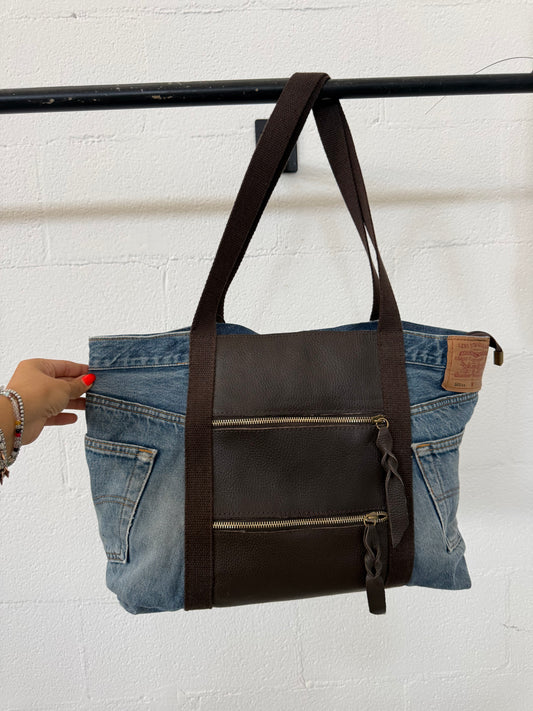 Borsa realizzata con Jeans Levi’s e dettagli in pelle