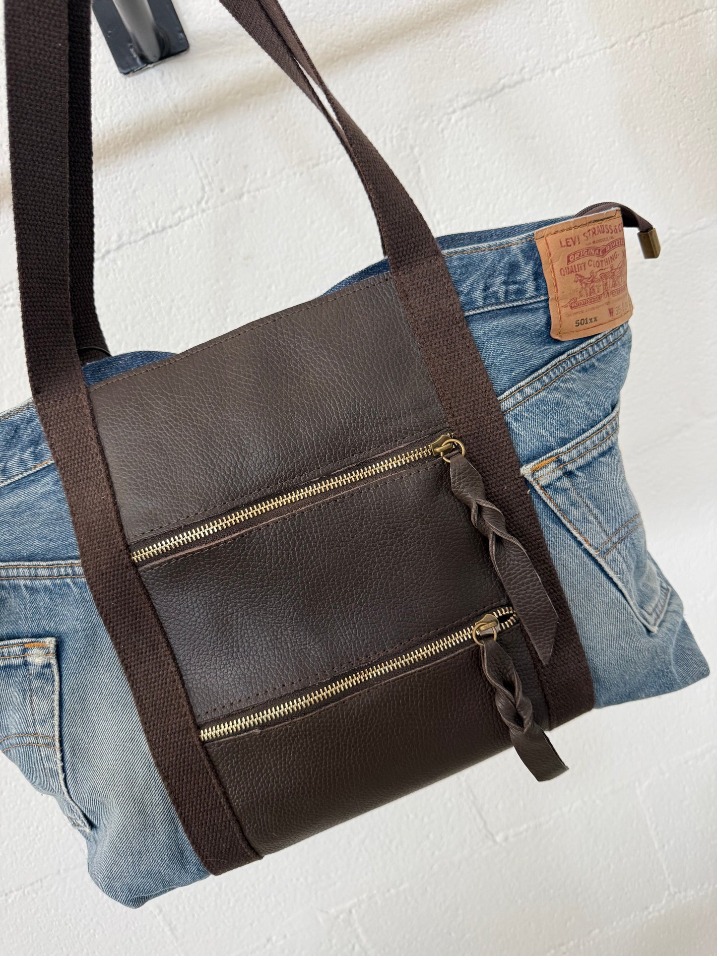 Borsa realizzata con Jeans Levi’s e dettagli in pelle