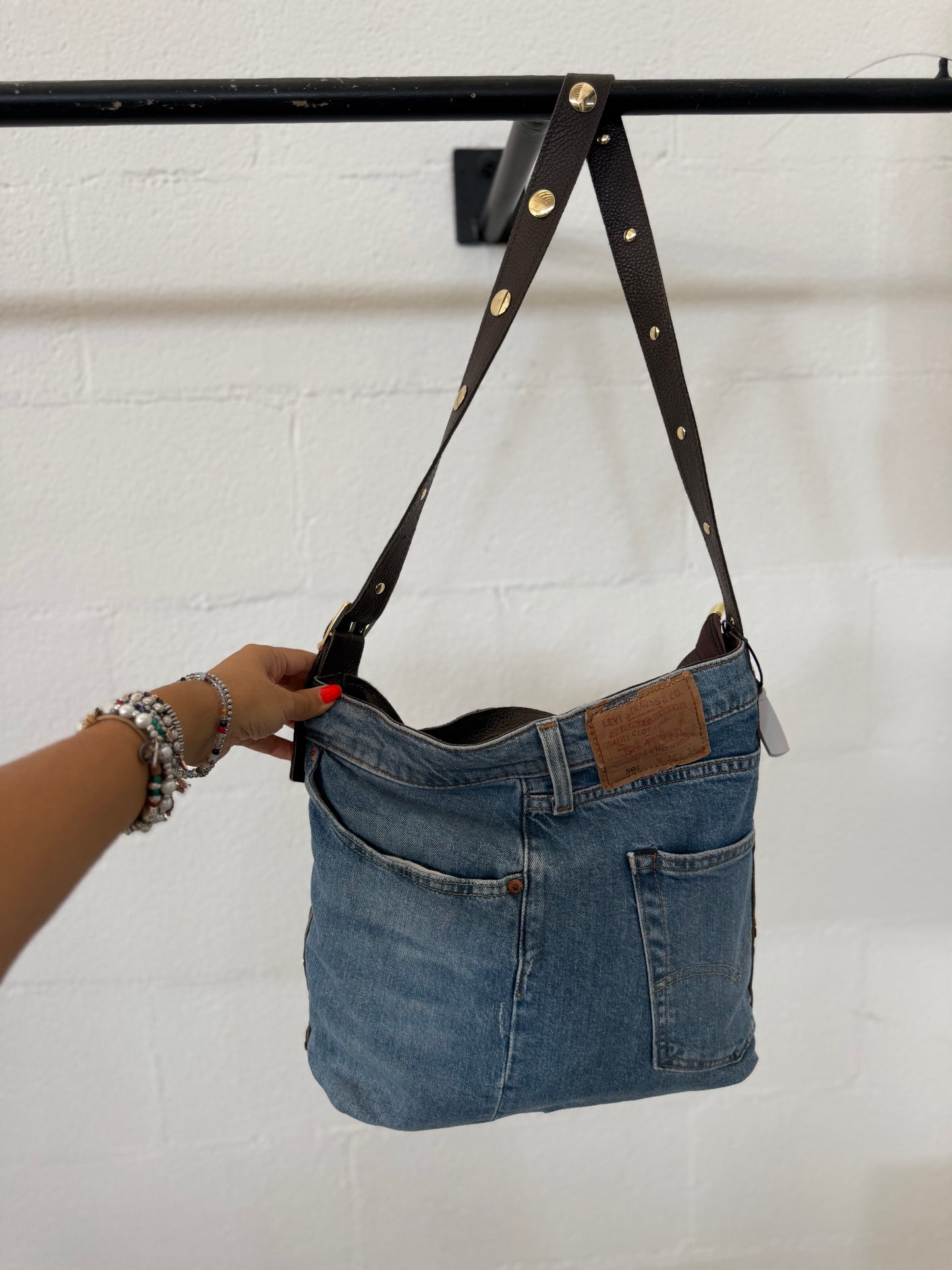 Borsa realizzata con Jeans Levi’s e dettagli in pelle