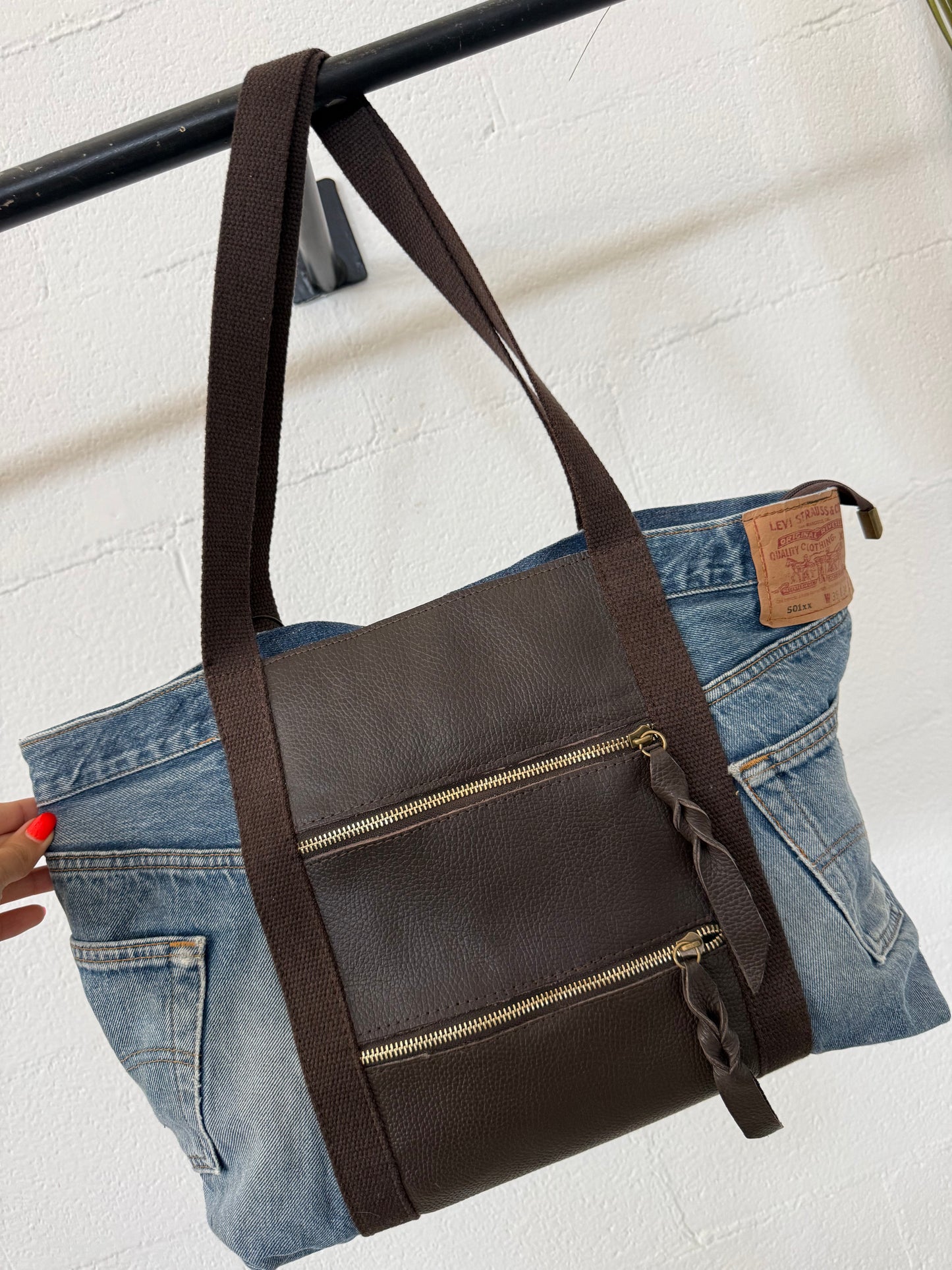Borsa realizzata con Jeans Levi’s e dettagli in pelle