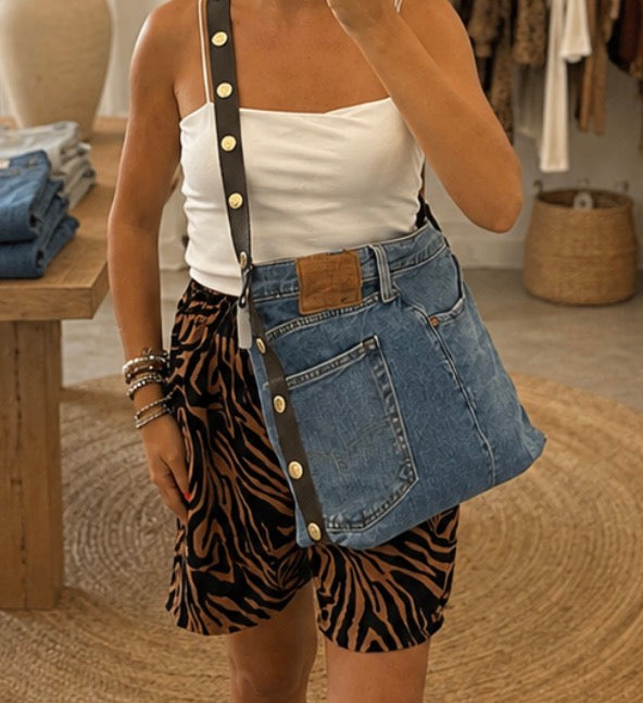 Borsa realizzata con Jeans Levi’s e dettagli in pelle