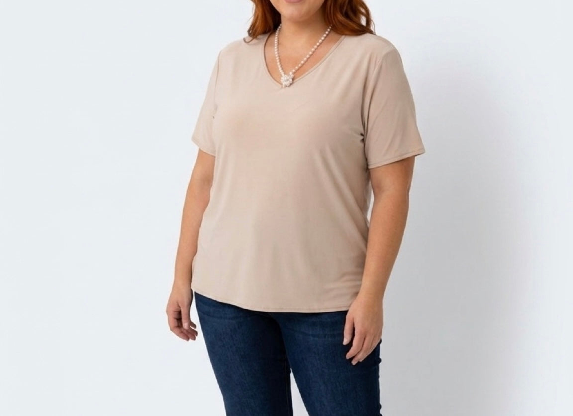 T-shirt in microfibra con collana di perle
