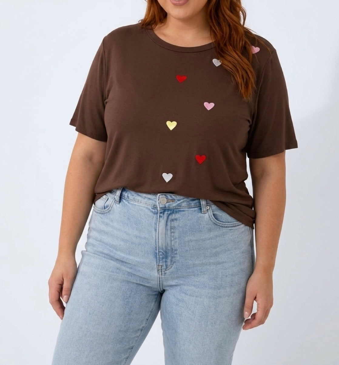 T-shirt marrone fantasia cuori modello curvy