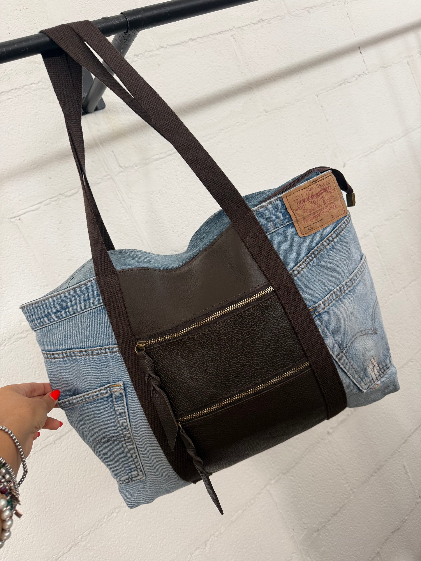 Borsa realizzata con Jeans Levi’s e dettagli in pelle