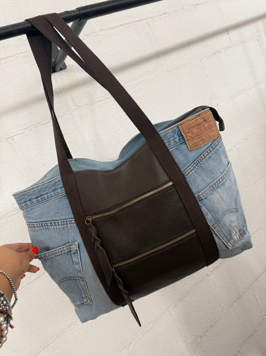 Borsa realizzata con Jeans Levi’s e dettagli in pelle