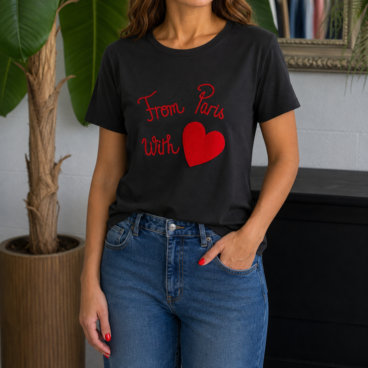 T-shirt con scritta Ricamata