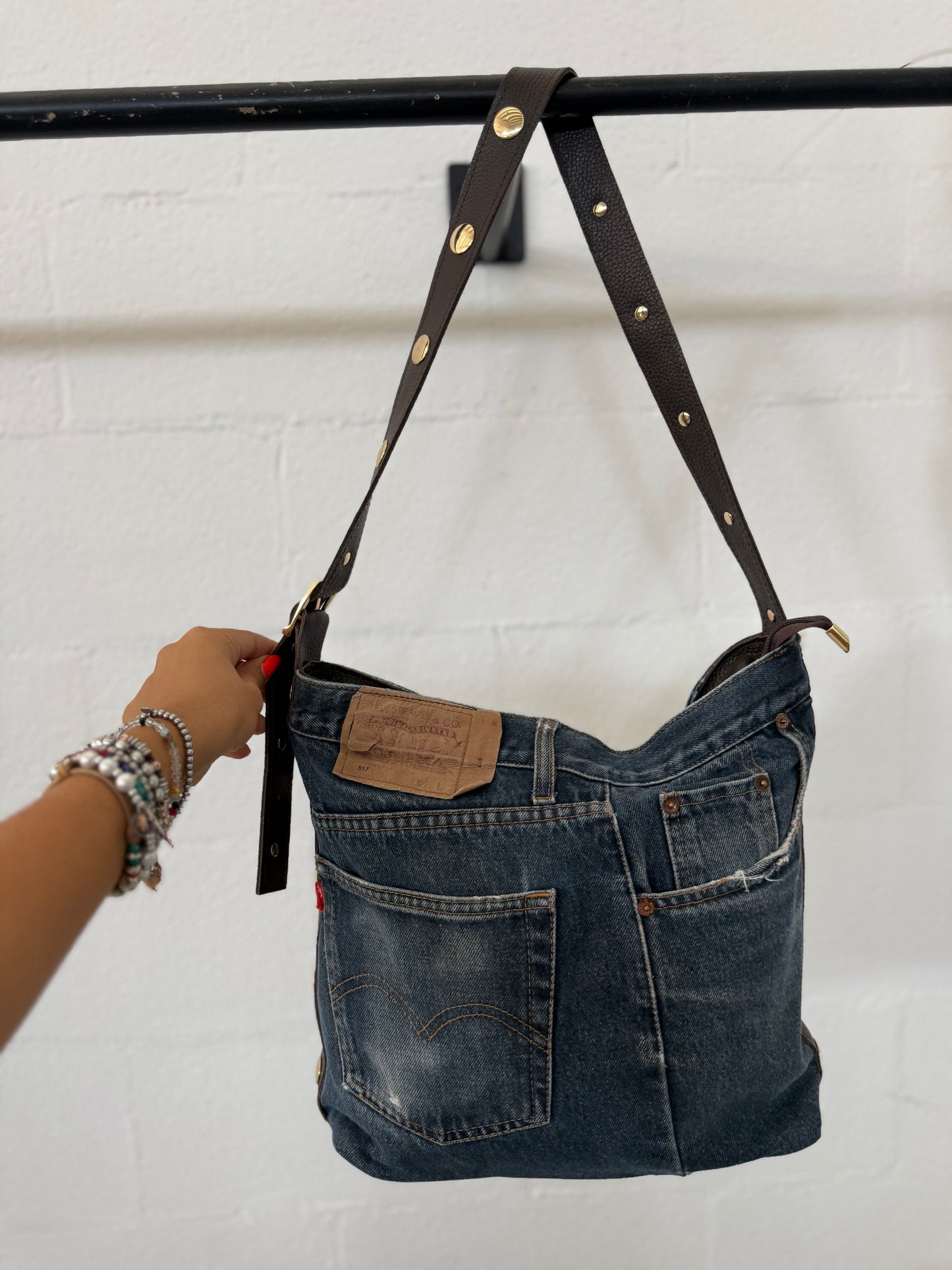 Borsa realizzata con Jeans Levi’s e dettagli in pelle