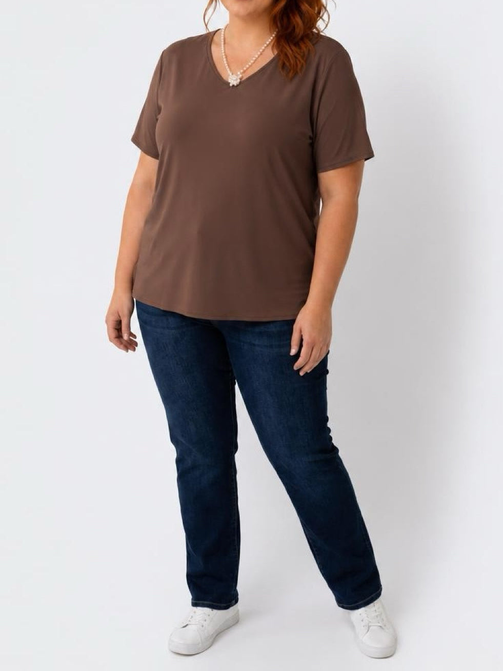 T-shirt in microfibra con collana di perle